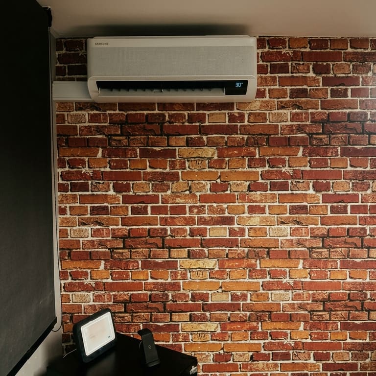 Equipo de aire acondicionado split instalado por ServiClima sobre un muro de ladrillo en una vivienda de Santiago