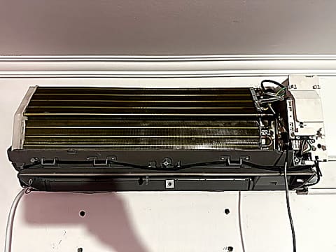 Evaporador con suciedad acumulada antes de una mantención