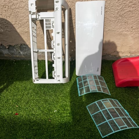 Piezas y filtros del equipo desarmados para limpieza profunda