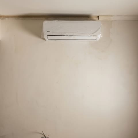 Equipo split instalado y funcionando en una habitación