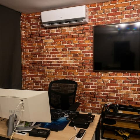 Equipo split de aire acondicionado funcionando en el living de una casa
